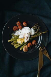 Read more about the article Pieczone szparagi z sosem „pleśniowym” z tofu